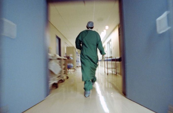 Yunan hastane doktorları 'tükenmişlik' nedeniyle hukuki yollar arıyor